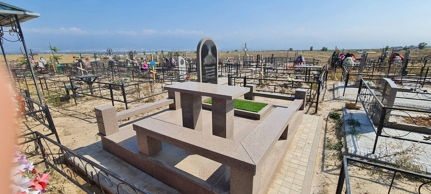 Гранитный мемориальный комплекс с зоной поминания